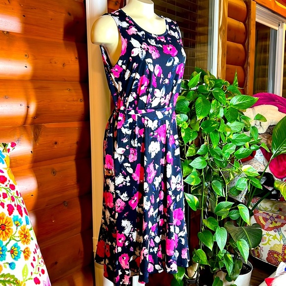 Ellen Tracy Sleeveless flower design dress. Size Medium with belt - Picture 1 of 7